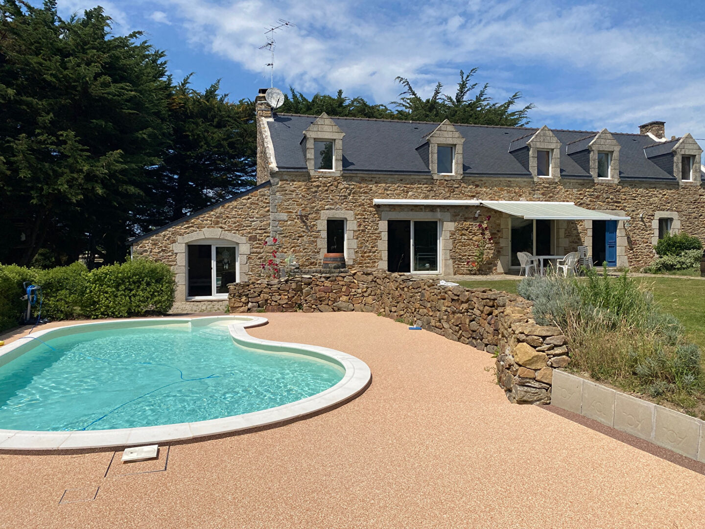 VENTE LONGERE D'EXCEPTION AVEC PISCINE ET EQUIPEMENTS EQUESTRES - MUZILLAC