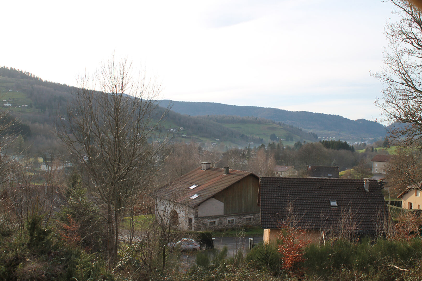 COMPROMIS SIGNE  ! EN EXCLUSIVITE ! GRAND TERRAIN CONSTRUCTIBLE DE PLUS DE 1200M2 SURPLOMBANT LE MENIL !