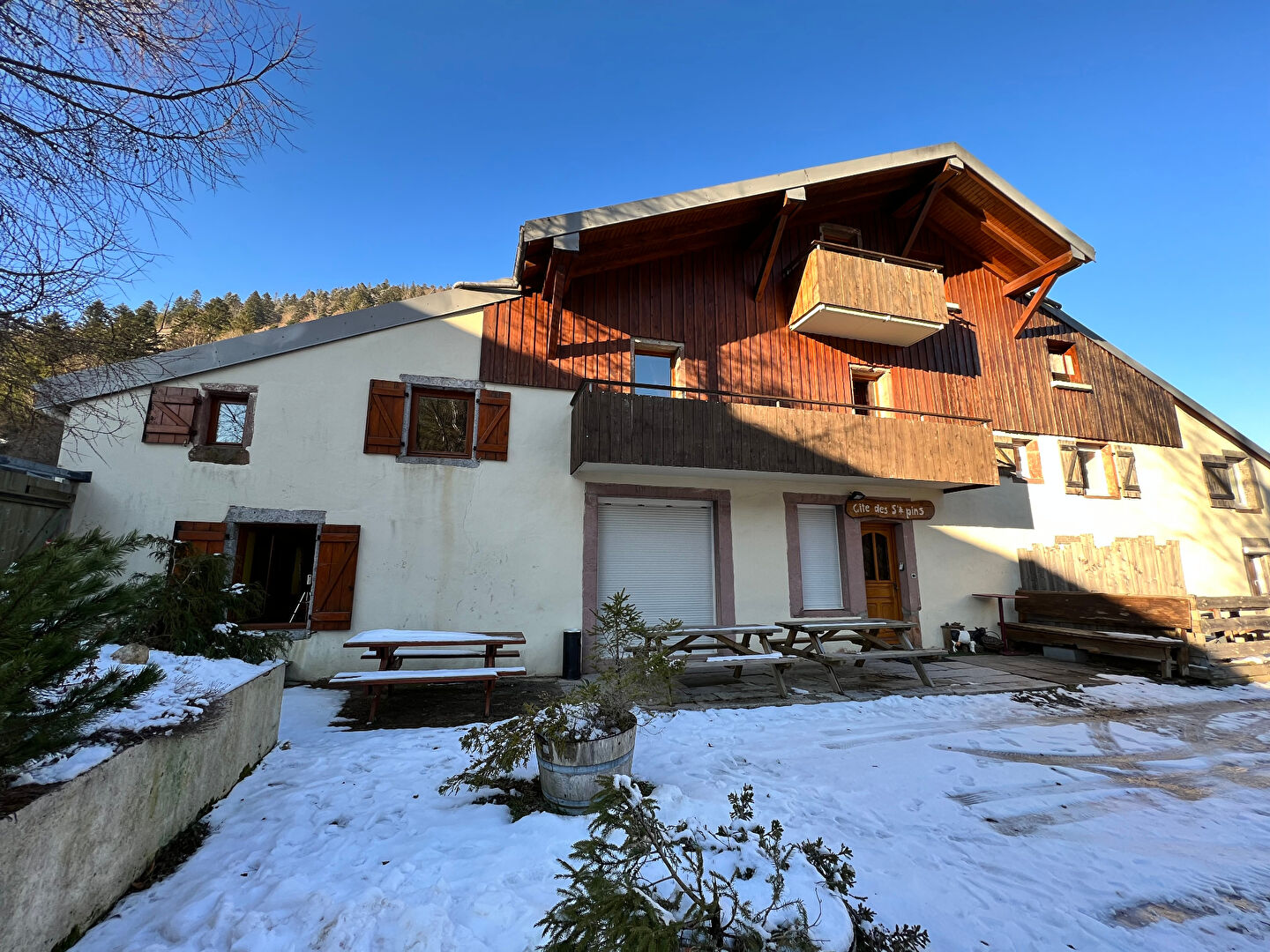 EXCLUSIF ! Appartement 4 pièces 100 m². Sans voisins au dessus. Stationnement cave et terrasse.