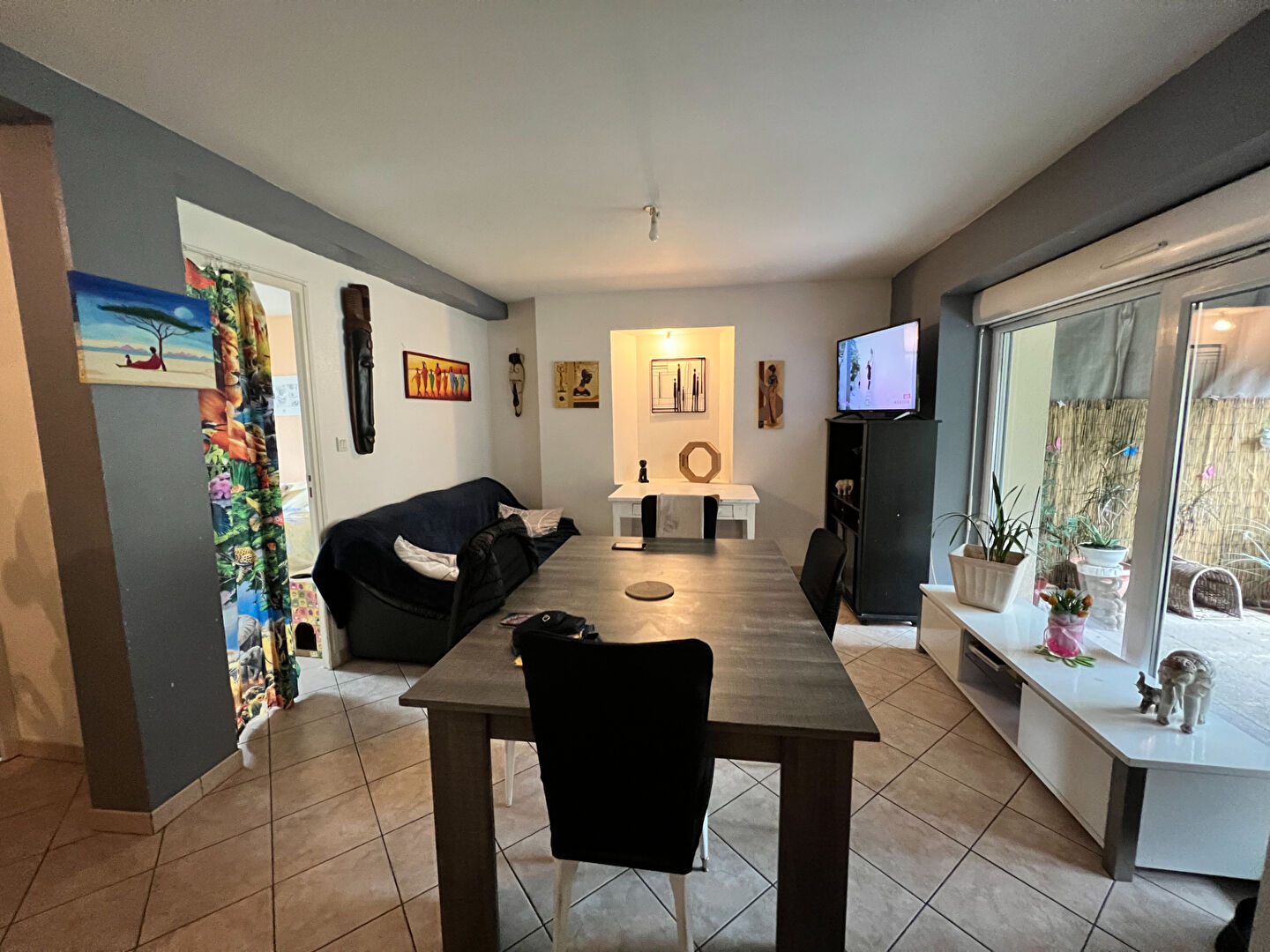 Photo CENTRE VAGNEY, PLAIN PIED APPARTEMENT 2 PIECES TERRASSE ET JARDIN. image 2/5