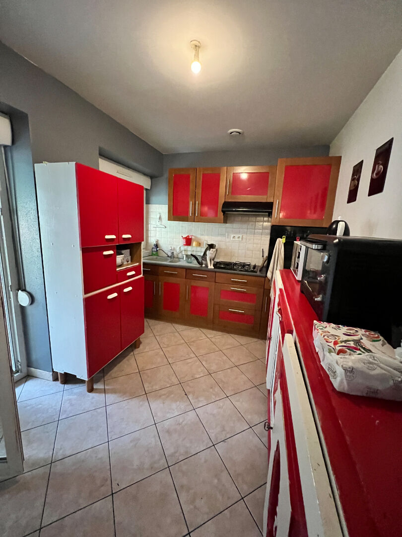 Photo CENTRE VAGNEY, PLAIN PIED APPARTEMENT 2 PIECES TERRASSE ET JARDIN. image 4/5