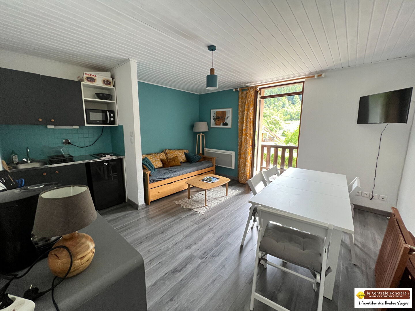 Appartement deux pièces av balcon cave et place de stationnement