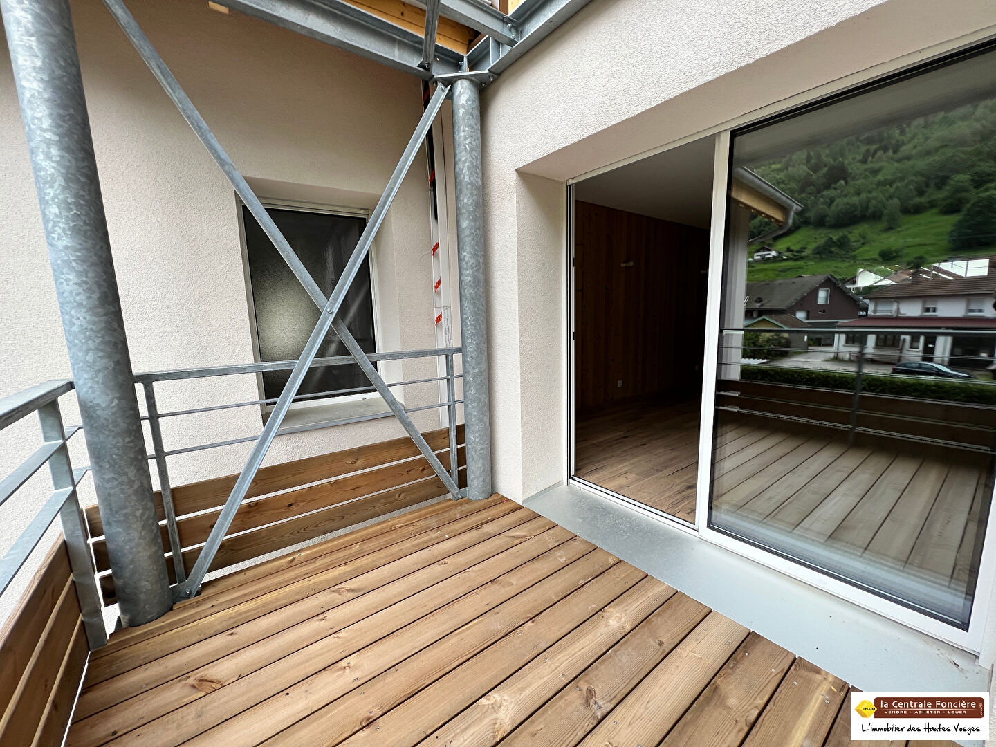 Photo EXCLUSIF ! RARE ! APPARTEMENT MODERNE ESPRIT CHALET AVEC BALCON image 2/6