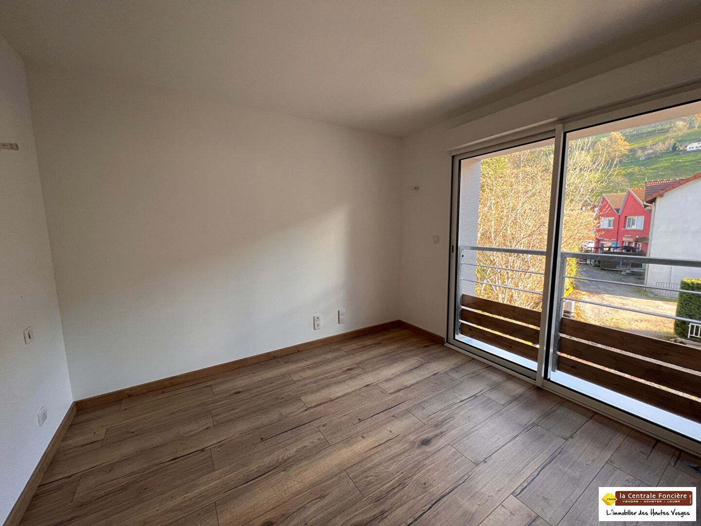 Photo EXCLUSIF ! RARE ! APPARTEMENT MODERNE ESPRIT CHALET AVEC BALCON image 5/6