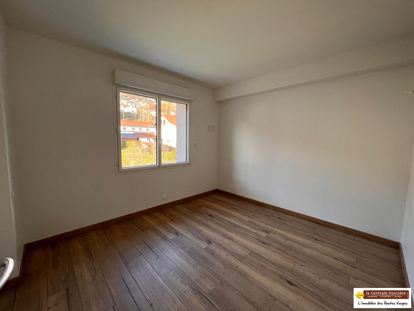 Photo EXCLUSIF ! RARE ! APPARTEMENT MODERNE ESPRIT CHALET AVEC BALCON image 6/6