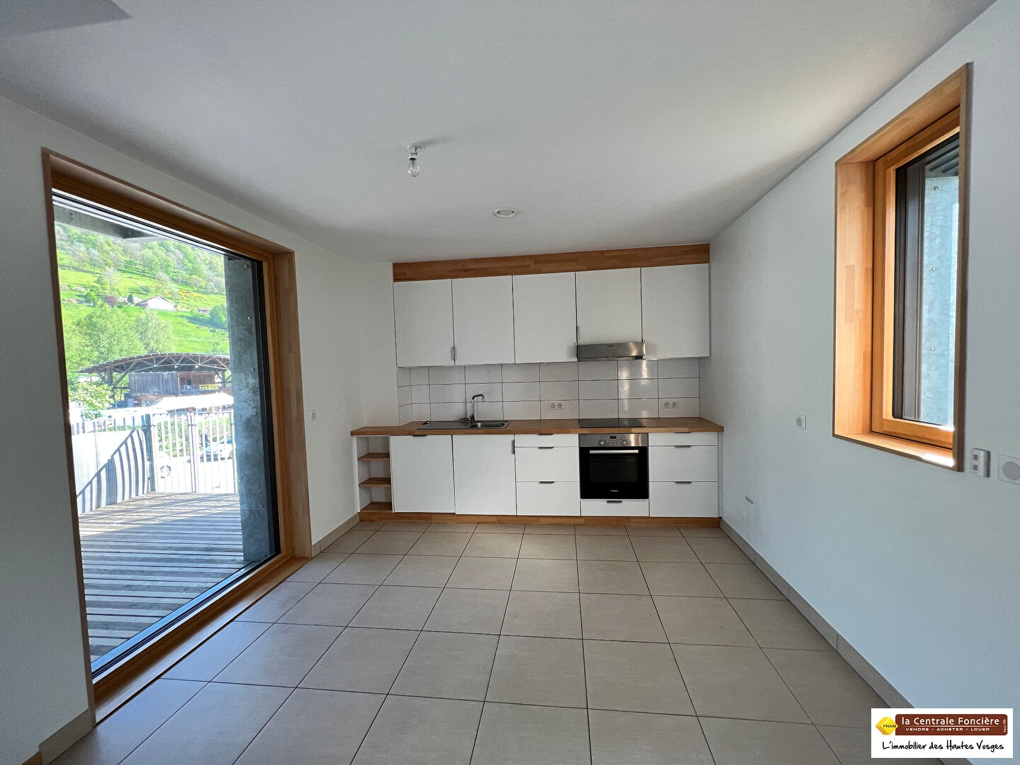 Photo EXCLUSIF ! LA BRESSE ! RARE A LA VENTE ! APPARTEMENT 3 PIECES TERRASSE CENTRE VILLE ! image 2/6