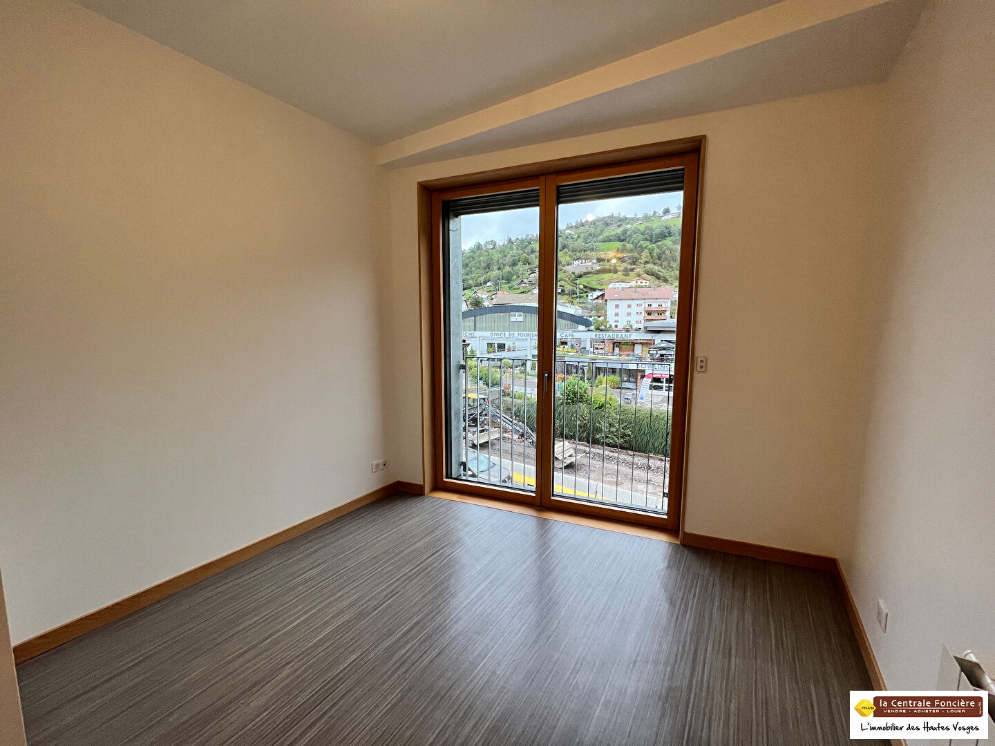 Photo F1 BIS EN DUPLEX ! CENTRE VILLE LA BRESSE ! image 2/6