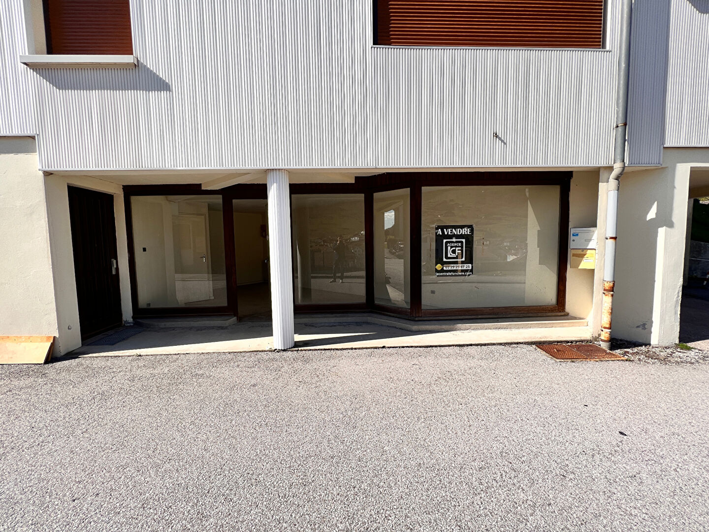 VENEZ DECOUVRIR CE LOCAL COMMERCIAL PROCHE DU CENTRE DE LA BRESSE!