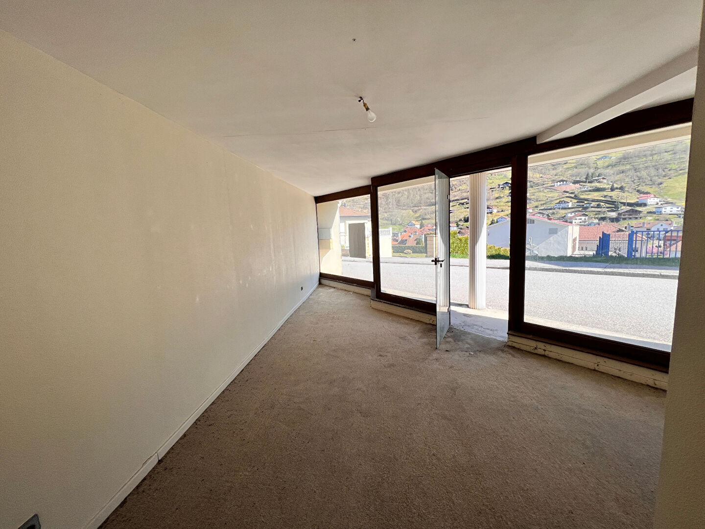 Photo VENEZ DECOUVRIR CE LOCAL COMMERCIAL PROCHE DU CENTRE DE LA BRESSE! image 2/4