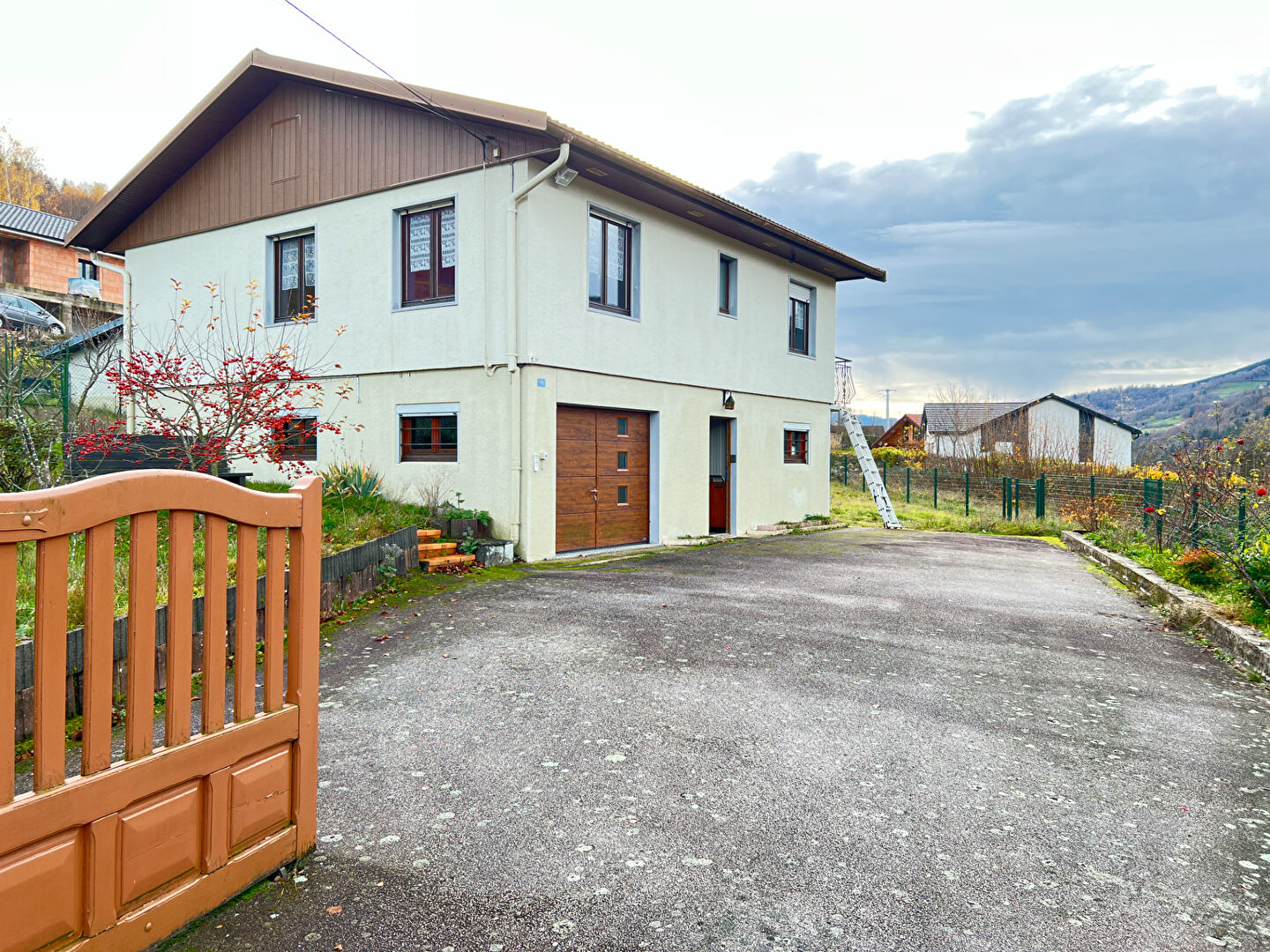 ENVIRONNEMENT CALME  ET VUE IMPRENABLE SUR LA VALLEE