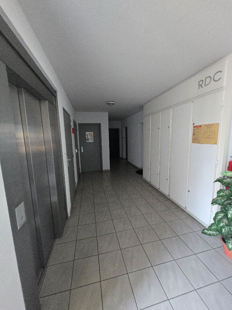 Photo À Vendre - Studio rénové 35m² avec jardinet et garage - Orléans image 6/6