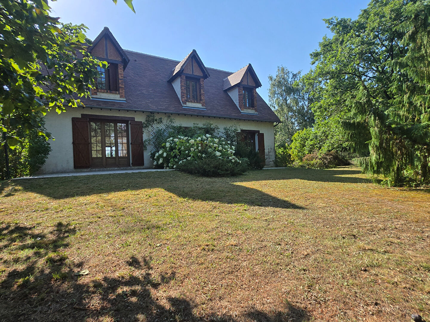 JARGEAU - Maison de caractère de 203 m² habitable - Terrain paysagé de 2900 m² - 4 chambres - 3 salle de bain/eau -sous-sol complet