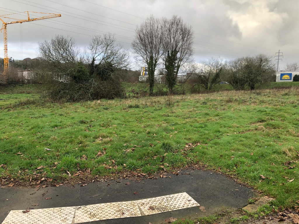 Visuel 1 de l'annonce : Landerneau - Terrain constructible à vocation Tertiaire de 2243m2