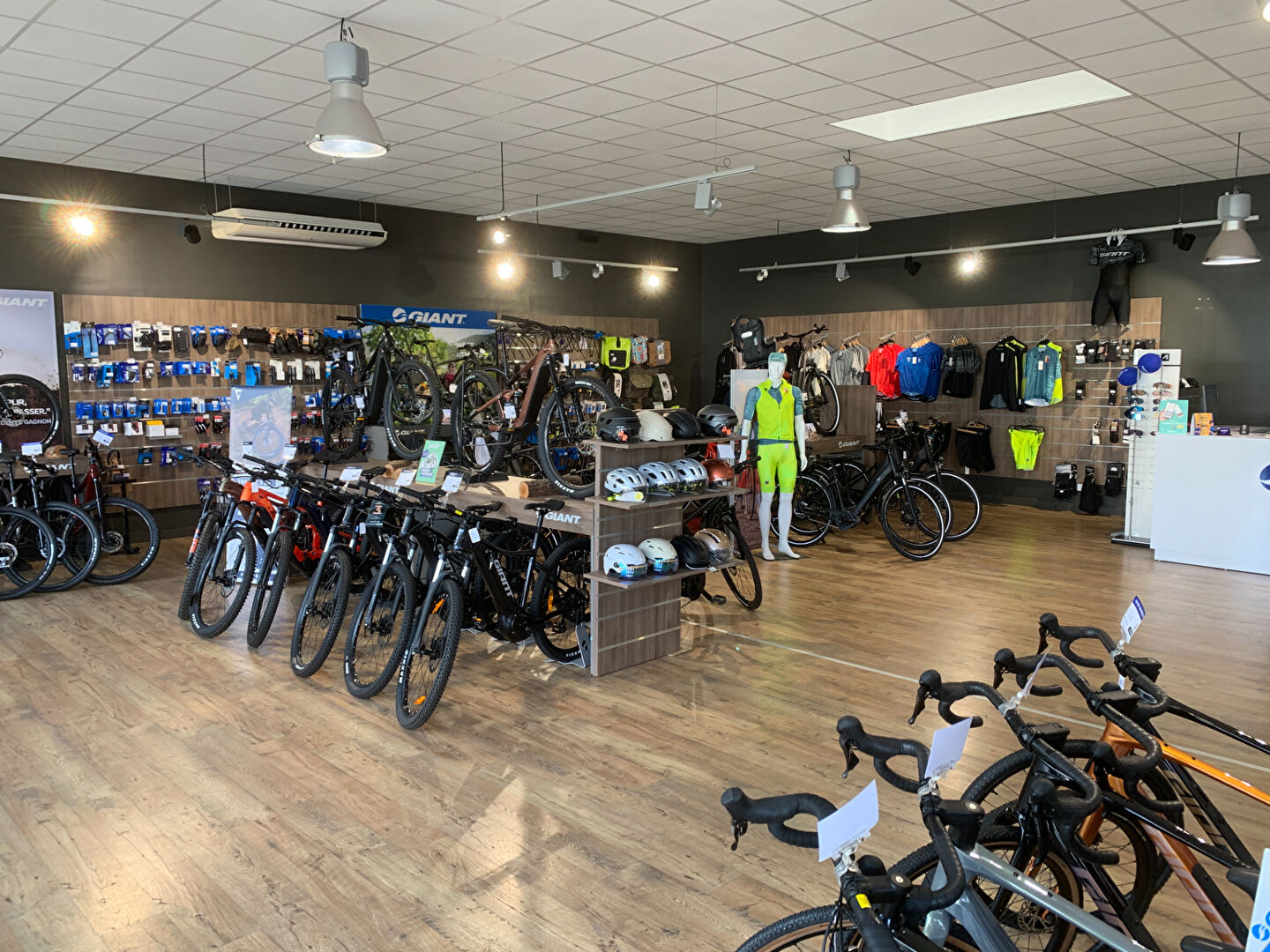 Visuel 2 de l'annonce : Brest - Guipavas - secteur Kergonan - local commercial d'environ 384 m2