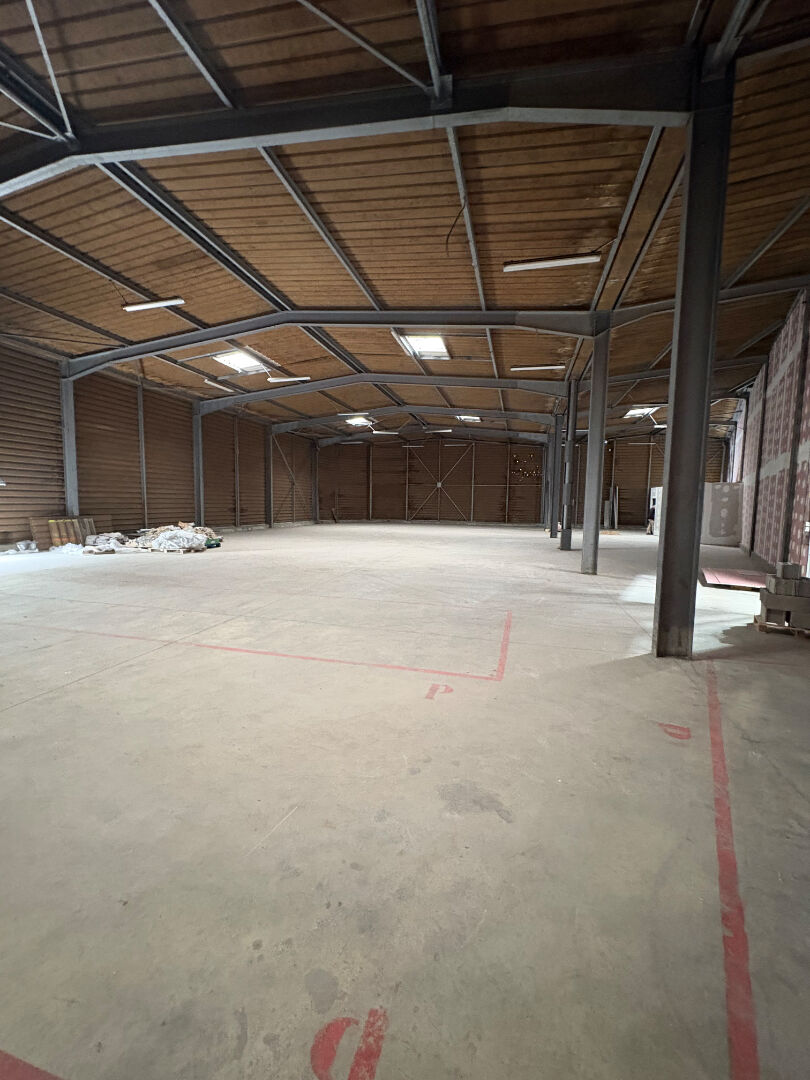 Visuel 4 de l'annonce : Local d'activité  700 m2