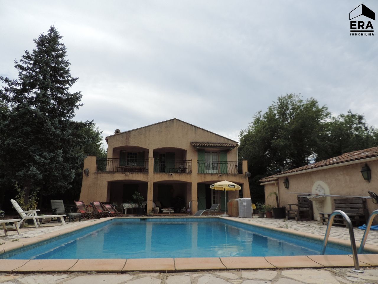 A vendre Garéoult Maison 8 pièce(s) 246 m² sur 2310 m² de terrain, piscine , garage Garéoult 83136