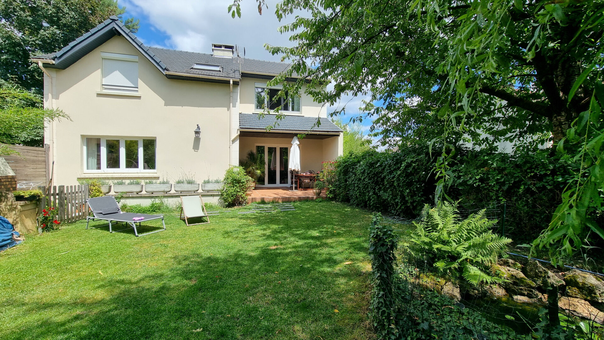 Maison de 6 pièces avec jardin et garage.