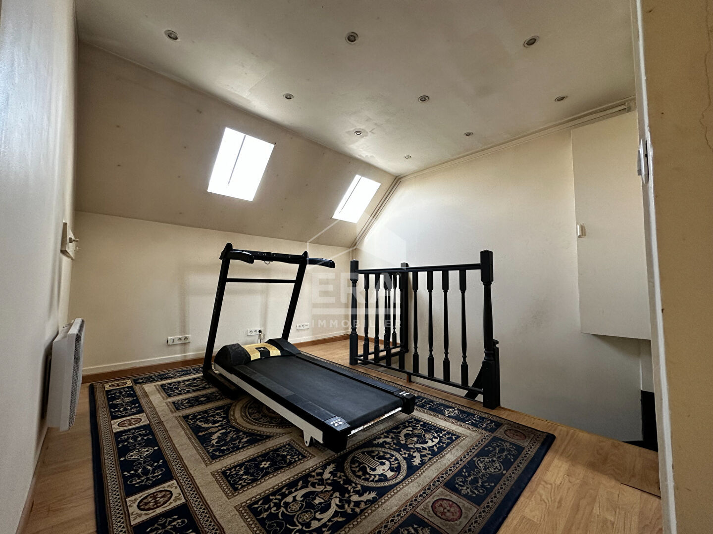 Photo Idéal investisseur. Immeuble à usage mixte locaux commerciaux et appartements d'habitation situé à Compiègne image 3/5