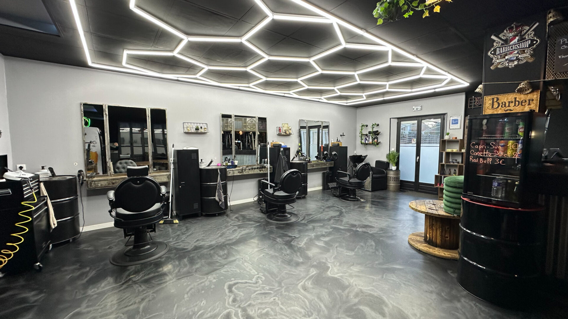 Fonds de commerce d'activité de salon coiffure-barbier, bar et location de bien immobilier à Compiègne