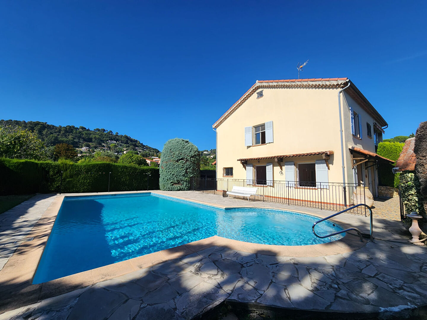 La Colle-sur-Loup- Maison 230 m² - 2 250 m²  de terrain avec piscine