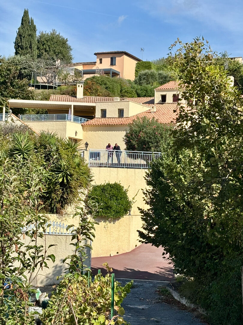 Photo Superbe maison avec Emplacement calme et dominant image 3/6