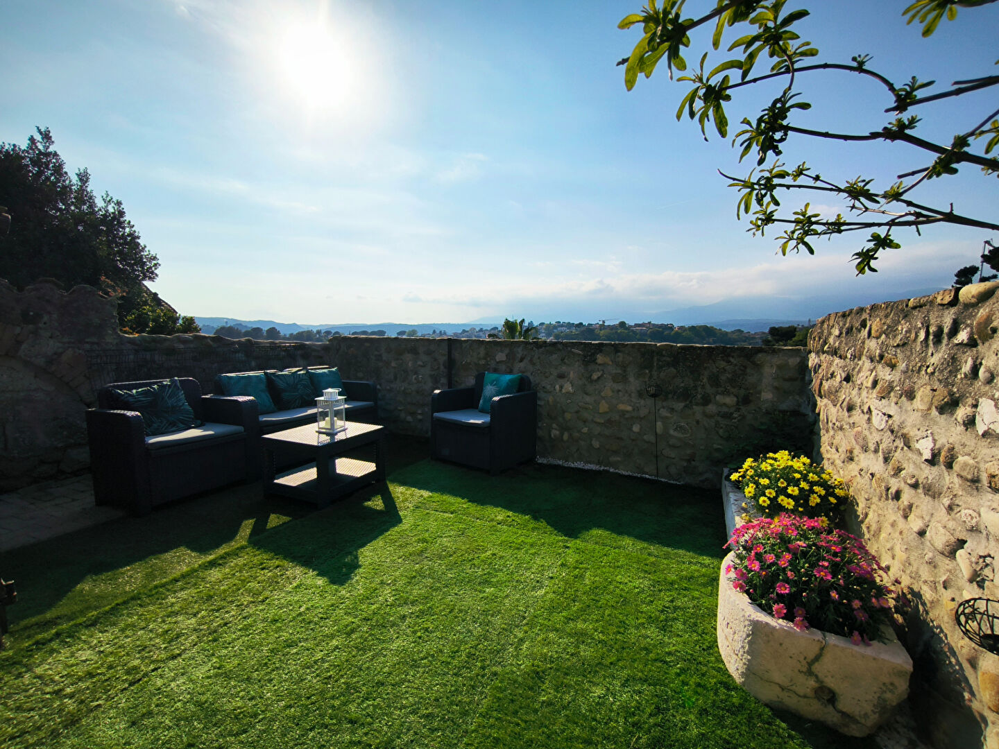 Maison de village avec studio indépendant et abris de jardin dans les Hauts de Cagnes