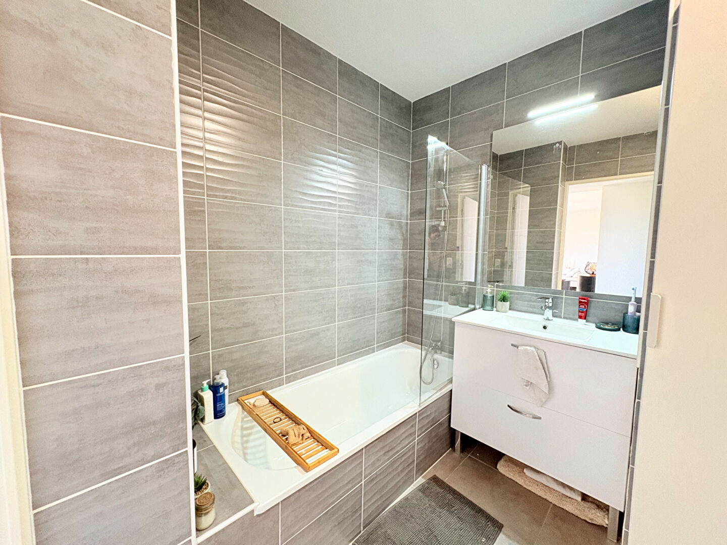 Photo 3 PIÈCES MODERNE AVEC TERRASSE ET VUE DÉGAGÉE - VENCE image 5/6