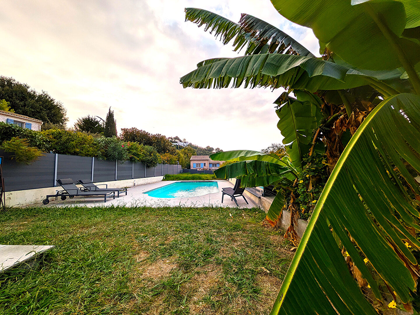 Photo Le charme d'une maison familiale avec jardin, piscine et pool house à Cagnes-sur-Mer. image 3/6
