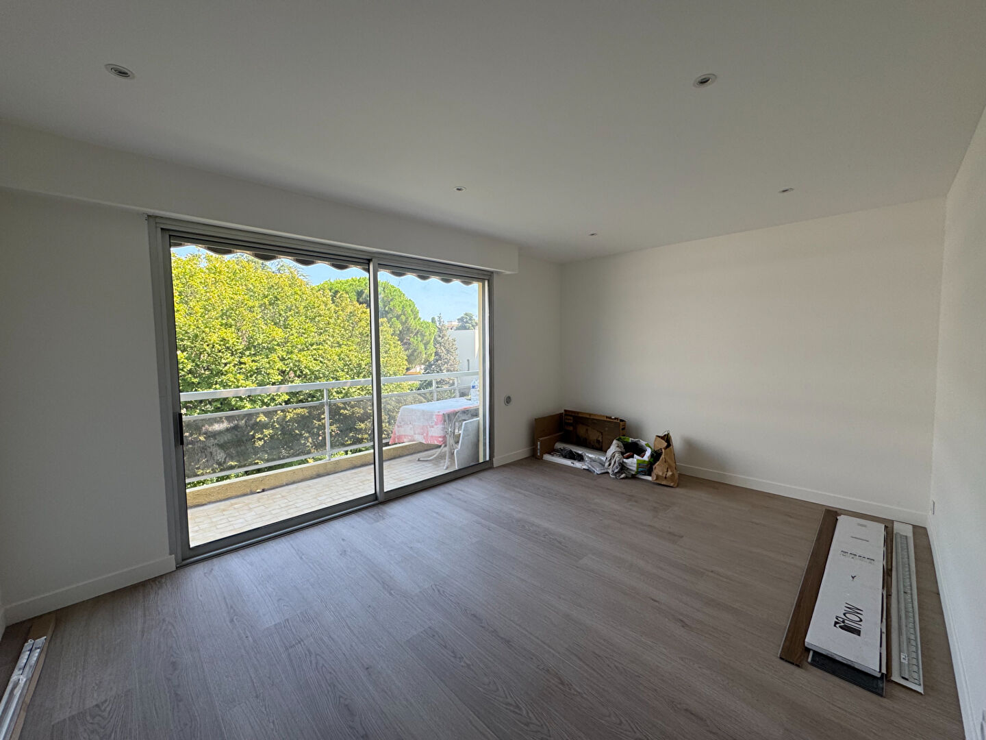 CROS DE CAGNES : Beau studio avec parking rénové