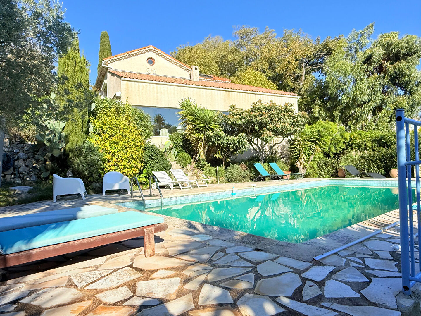 Villa d'exception à vendre à La Gaude avec vue mer
