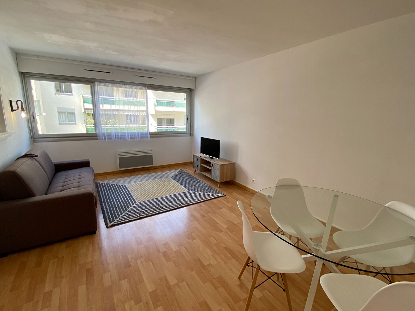 33000 BORDEAUX - APPARTEMENT T2 A LOUER MEUBLE ET ENTIEREMENT RENOVE