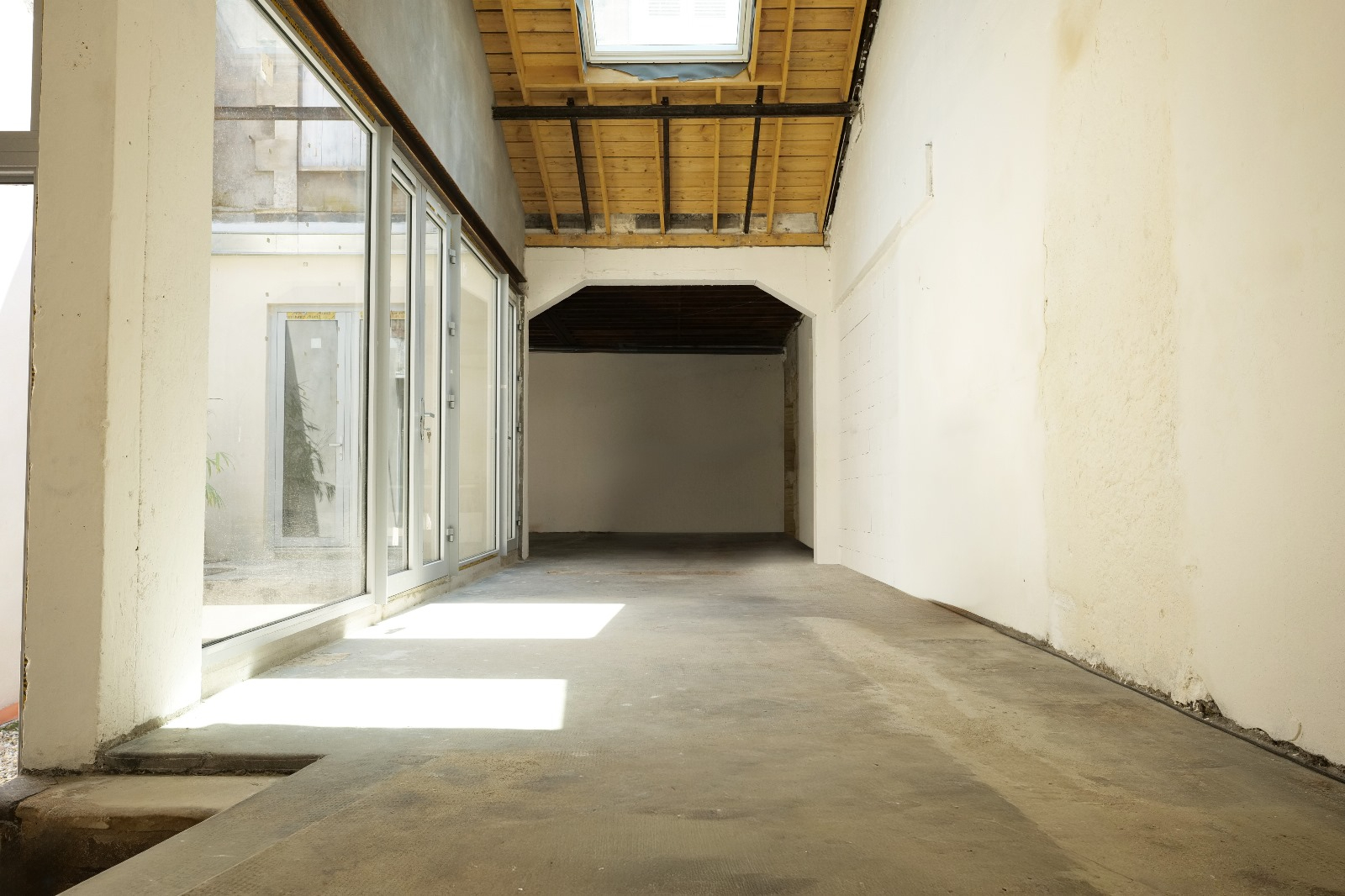 Photo 33800 Bordeaux Saint Nicolas -  Loft de 135m2 à finir d'aménager avec vaste garage et patio à vendre image 1/6