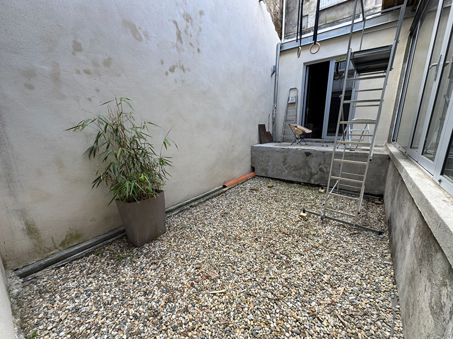 Photo 33800 Bordeaux Saint Nicolas -  Loft de 135m2 à finir d'aménager avec vaste garage et patio à vendre image 2/6