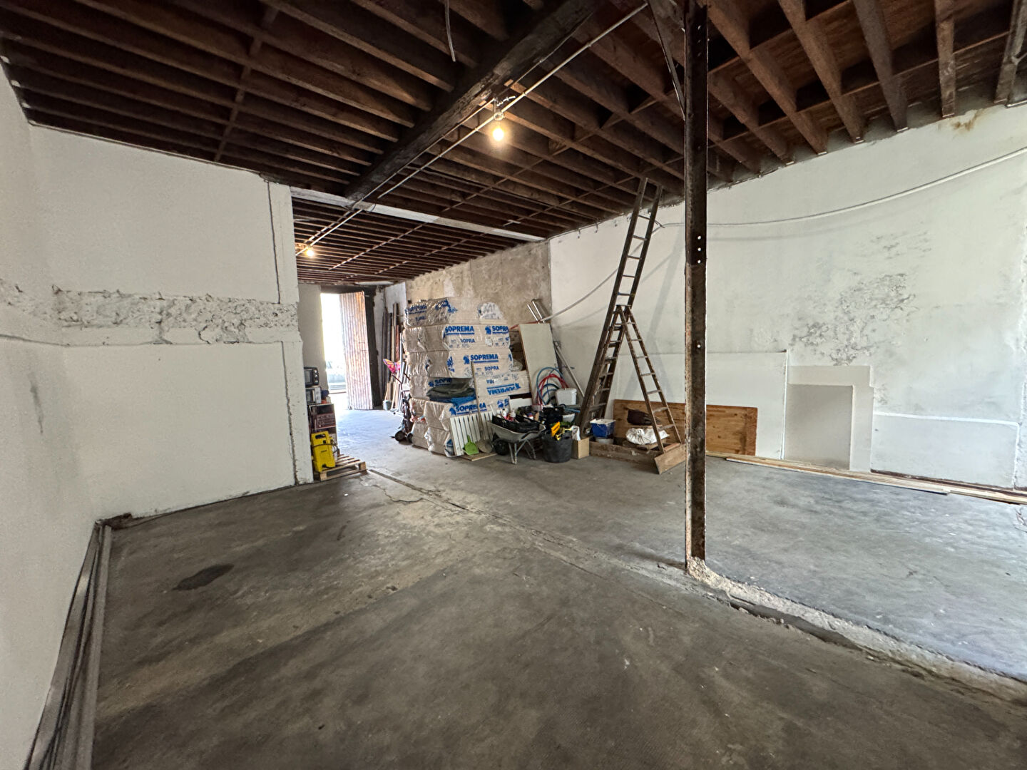 Photo 33800 Bordeaux Saint Nicolas -  Loft de 135m2 à finir d'aménager avec vaste garage et patio à vendre image 6/6