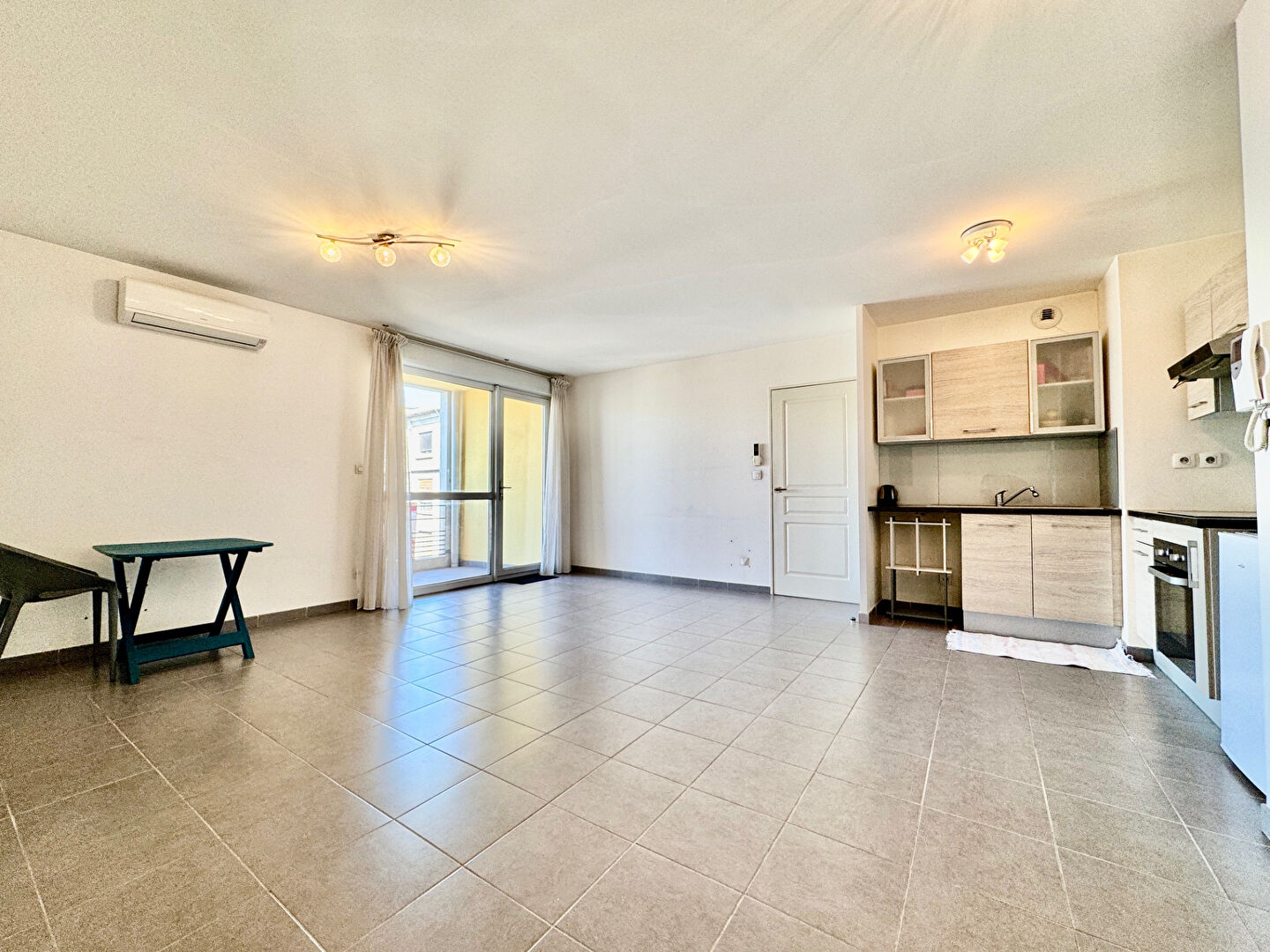 Photo BD CHARLES NEDELEC/PROCHE GARE ST CHARLES.Appartement type 2 avec terrasse et place de parking. image 2/6