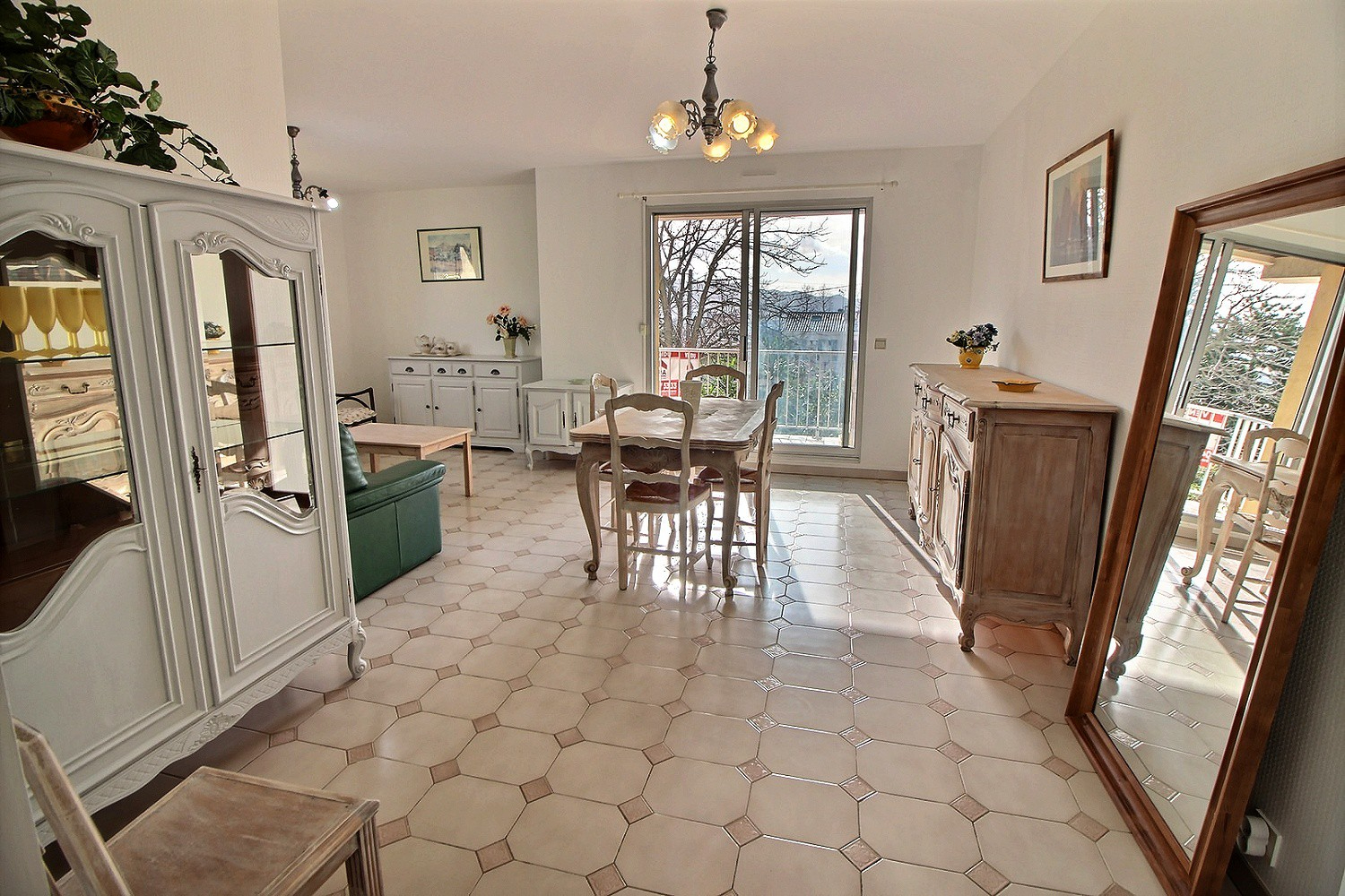 Photo SAINT-BARNABE CENTRE. APPARTEMENT T3/4 DE 72 M² MEUBLE AVEC TERRASSE. image 2/6