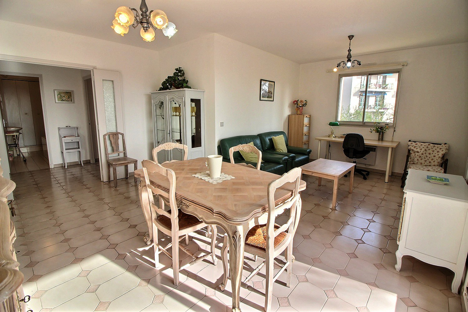 Photo SAINT-BARNABE CENTRE. APPARTEMENT T3/4 DE 72 M² MEUBLE AVEC TERRASSE. image 3/6