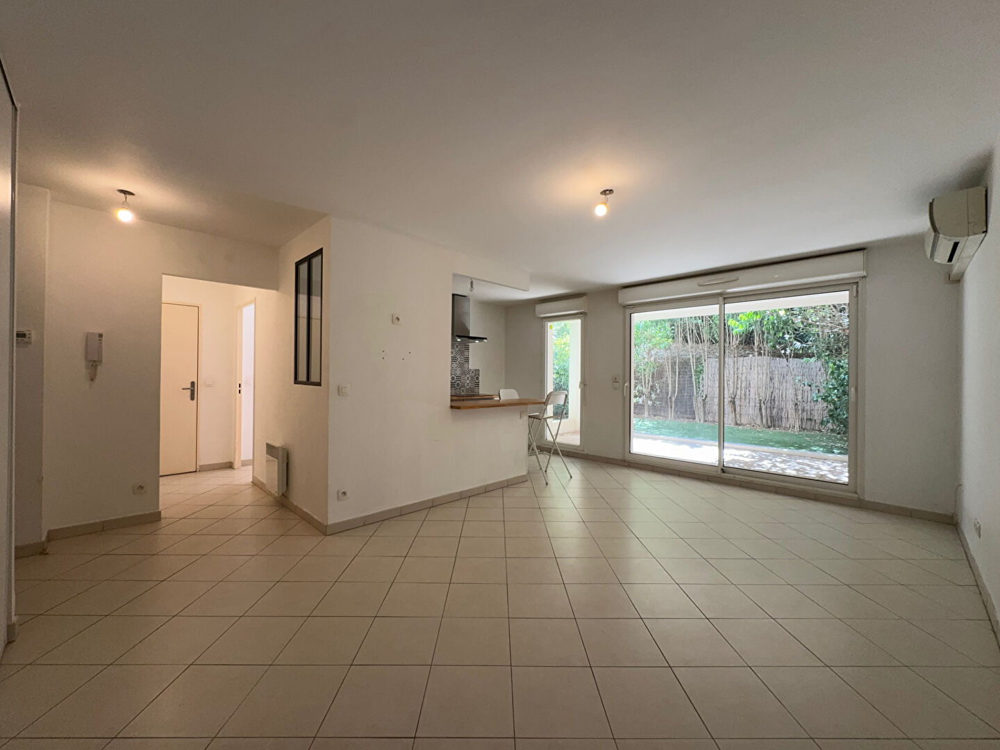 Photo MARSEILLE 12ème. arrdt. Appartement type 2 avec terrasse, jardin et Garage. image 5/6