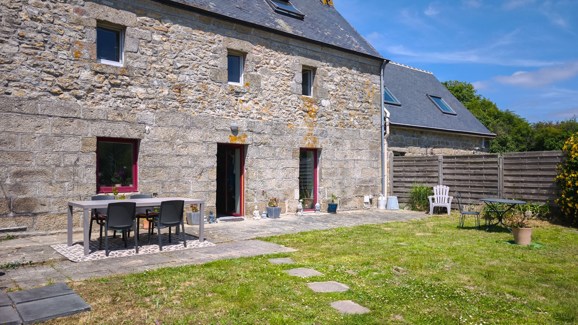 Trégunc - Maison  mitoyenne  en pierre rénovée , 3 chambres, proche plage, au calme.