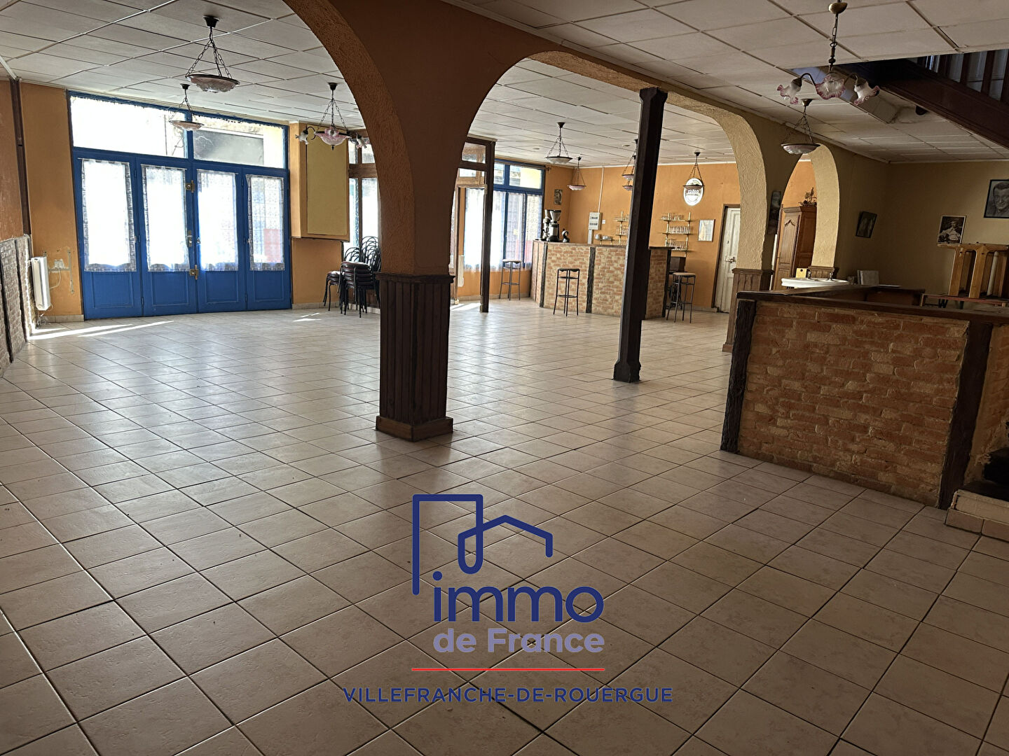 Photo Immeuble bar hôtel restaurant, appartements et parkings image 2/6