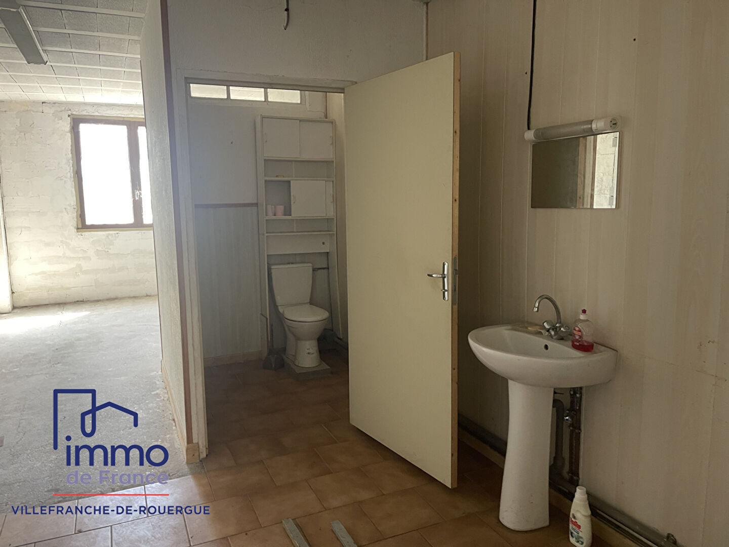 Photo Bel emplacement commercial entrepôt 330 m² + Appartement T5 106 m² sur parcelle de 1360 m² image 5/6