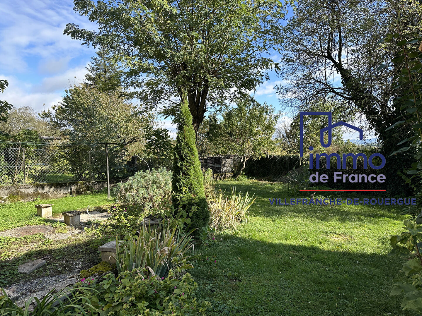 Photo Lanuéjouls, immeuble en pierre, maison et local commercial avec grange et jardin image 2/6