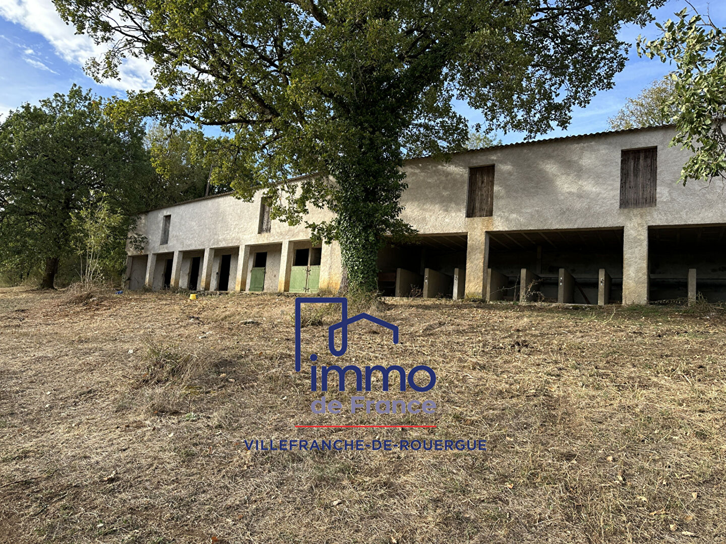 Photo Bâtiment équestre sur  6.5 ha de prés image 1/6