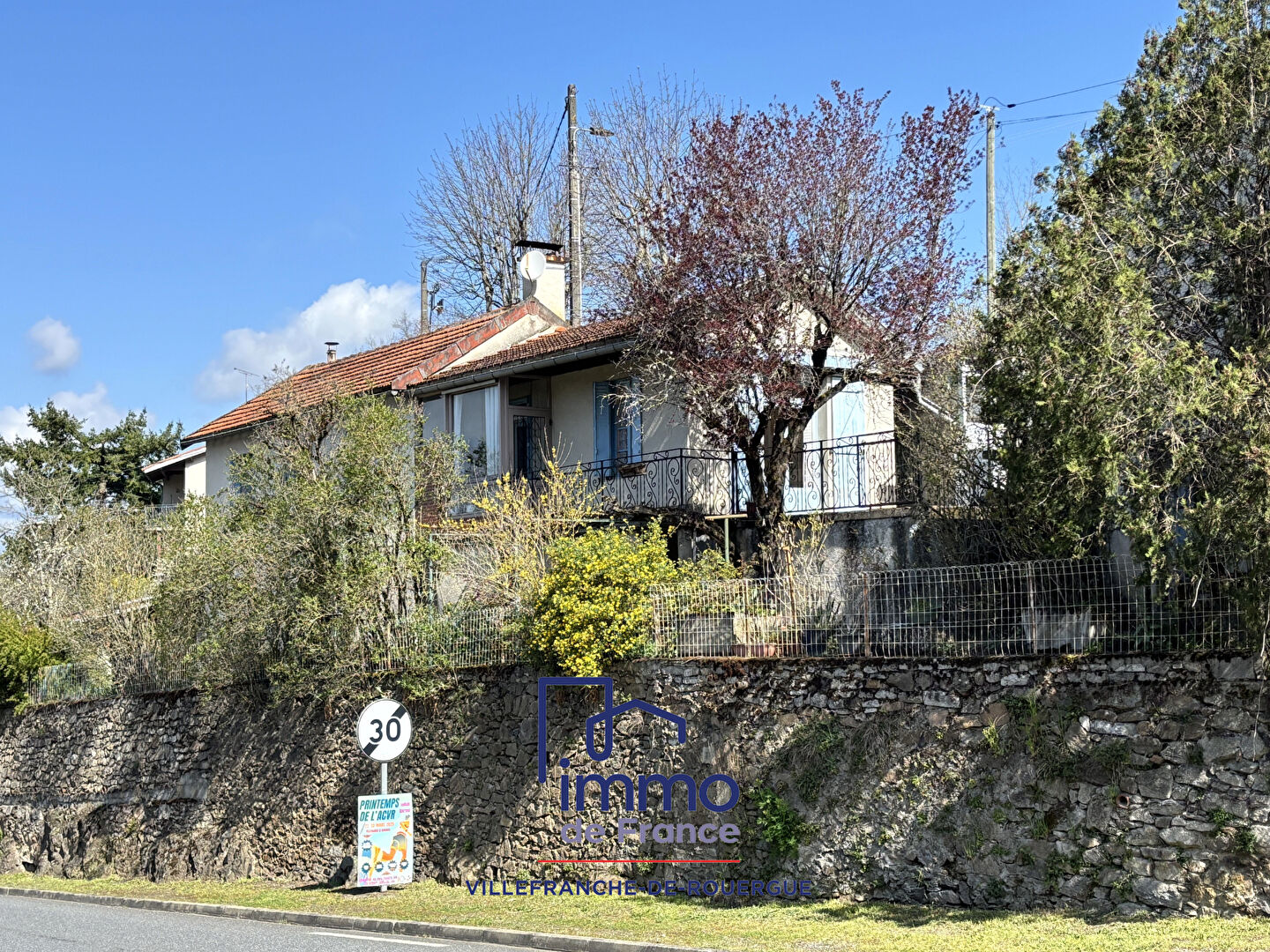 Maison avec garage et terrain attenant
