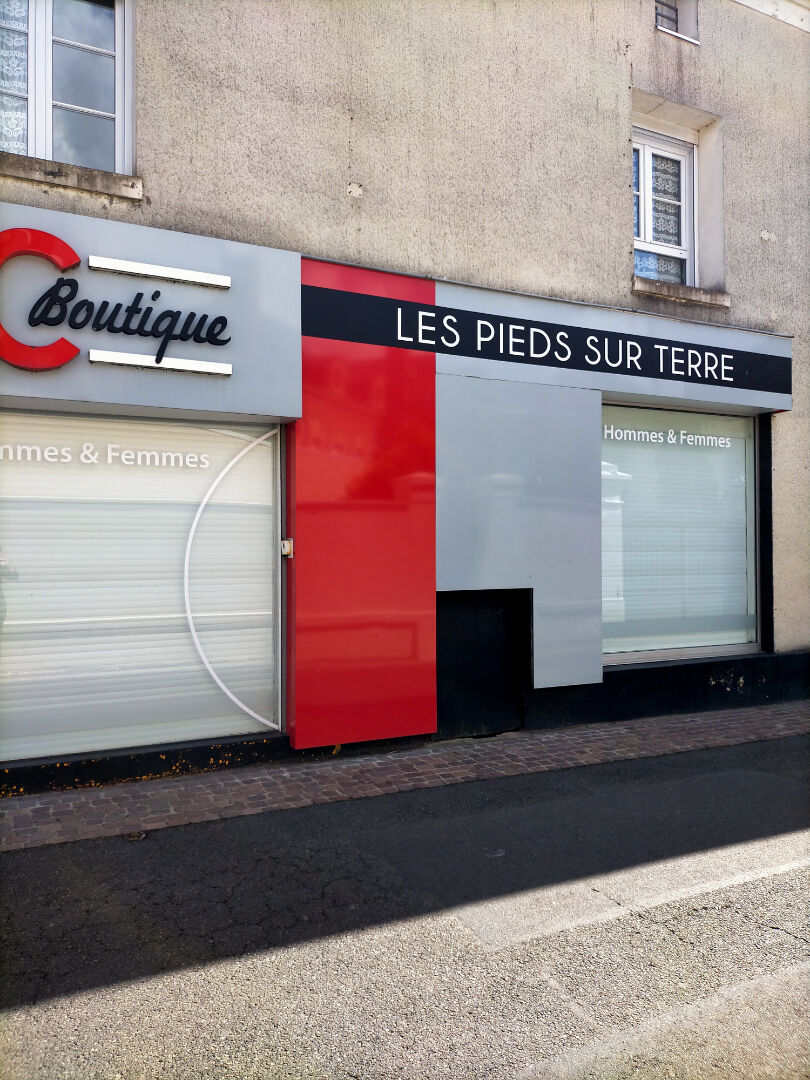 Photo Vitrine d'exception au coeur de Vihiers - Visibilité garantie ! image 1/4