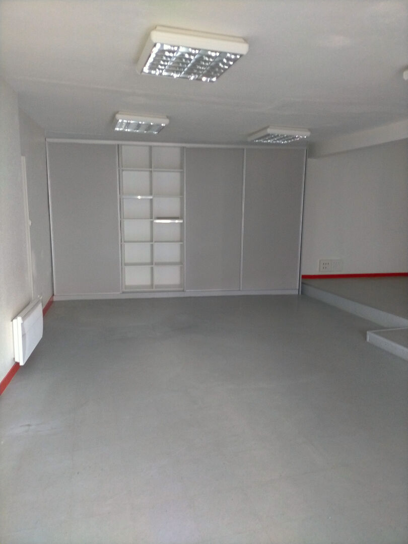 Photo Vitrine d'exception au coeur de Vihiers - Visibilité garantie ! image 3/4