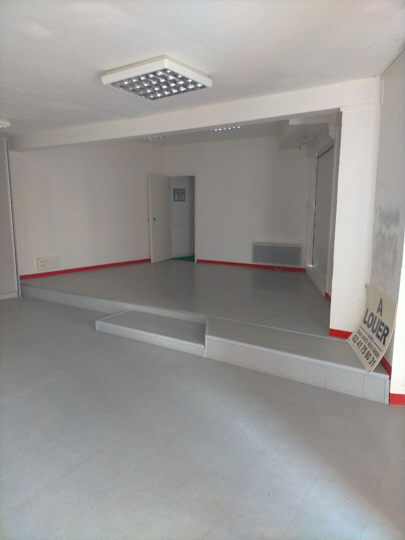 Photo Vitrine d'exception au coeur de Vihiers - Visibilité garantie ! image 4/4