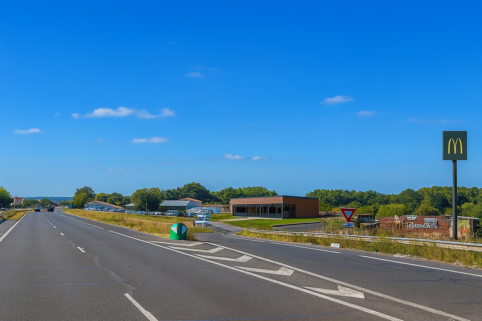 Photo Local commercial à louer MONTUSSAN image 1/4