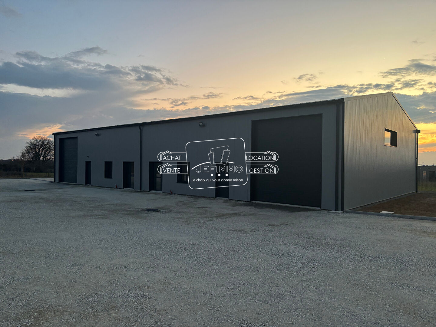 Local commercial  de 565,84 m² - Construction récente