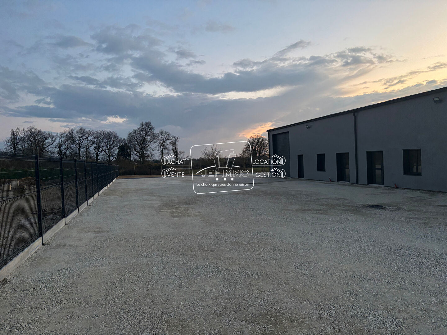 NOUVEAUTE : Local commercial récent de 282.92 m²